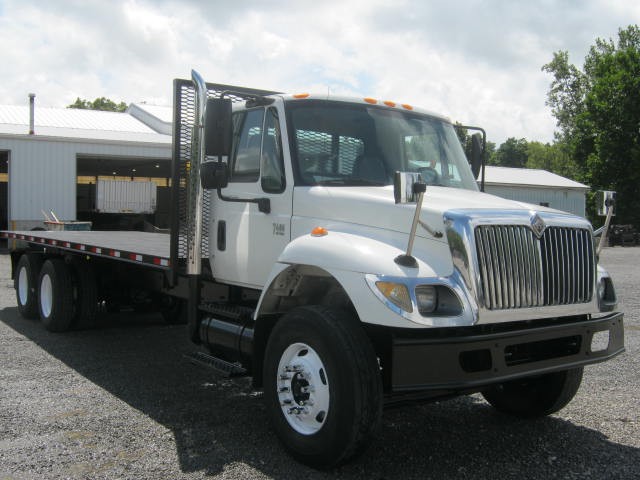 2006 International 7400 has 25' X 102" Flatbed with Moffett Forklift Mounting Provisions PRE EMISSION DT466